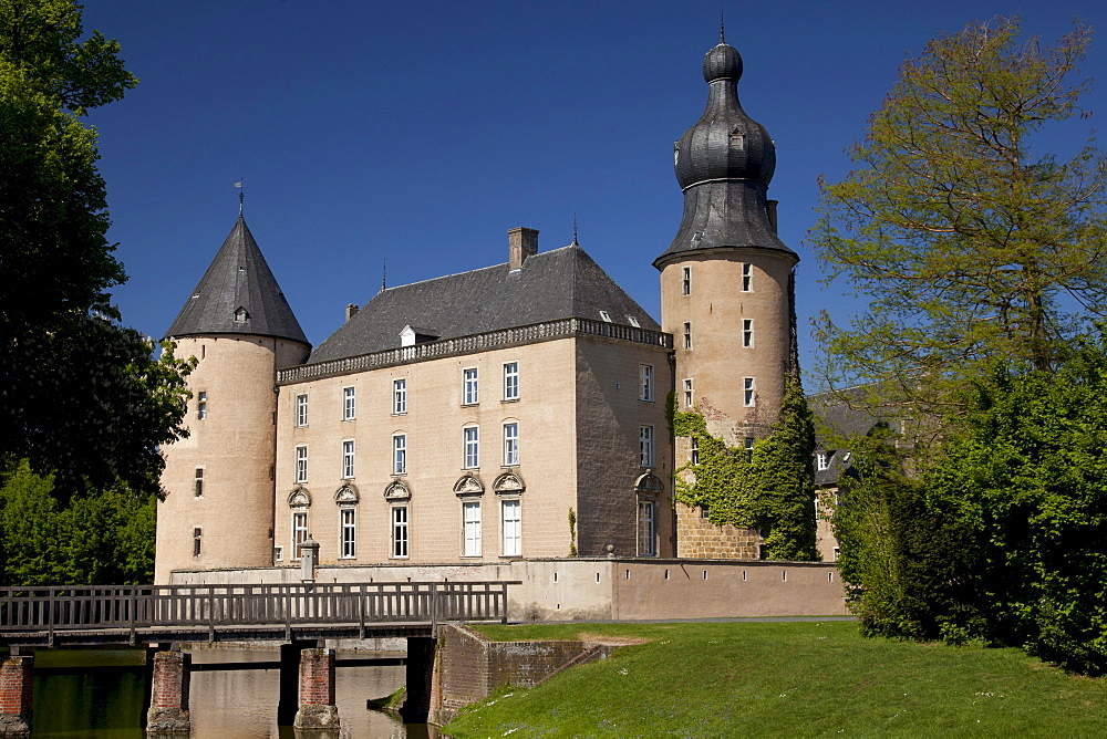 Burg Gemen, moated castle, Youth Education Centre, Gemen, Borken, Muensterland, North Rhine-Westphalia, Germany, Europe