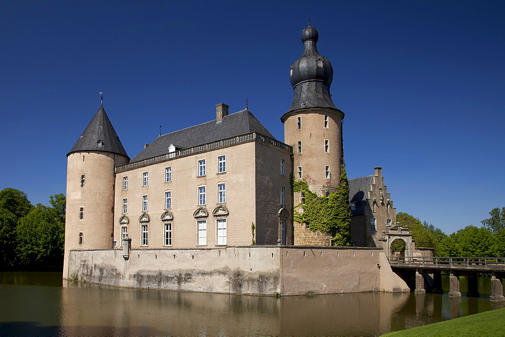 Burg Gemen, moated castle, Youth Education Centre, Gemen, Borken, Muensterland, North Rhine-Westphalia, Germany, Europe