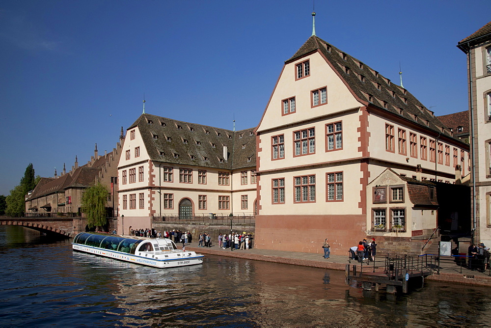 Wharf and promenade of the Ill River, historic town centre, UNESCO World Heritage Site, Strasbourg, France, Europe