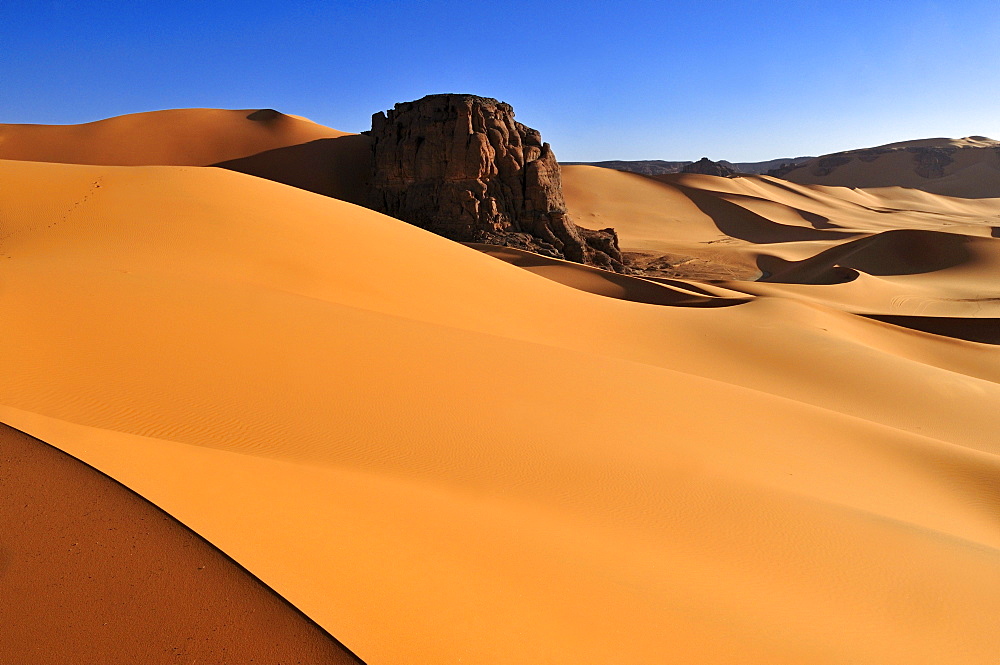 Sandstone rock formation in the dunes of Moul N'Aga, Tadrart, Tassili n'Ajjer National Park, Unesco World Heritage Site, Algeria, Sahara, North Africa