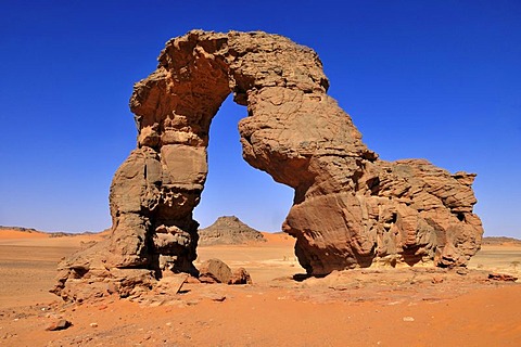 Arch, natural bridge of In Tehak, Tadrart, Tassili n'Ajjer National Park, Unesco World Heritage Site, Algeria, Sahara, North Africa