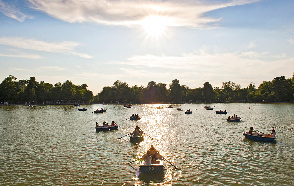 Rowing boats at sea, Parque del Retiro, Gran Estanque, Madrid, Spain, Europe