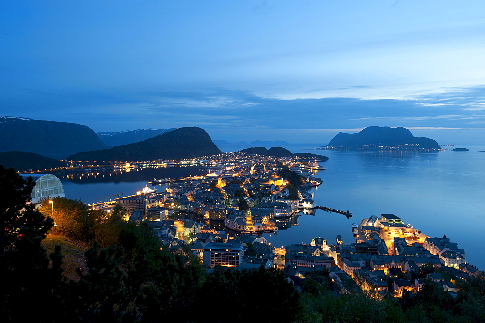 View from Aksla on Alesund at dusk, Moere og Romsdal, Norway, Scandinavia, Northern Europe