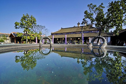 Hall of the mandarins Ta Vu and Huu Vu, reflection in bronze urn, Hoang Thanh Imperial Palace, Forbidden City, Hue, UNESCO World Heritage Site, Vietnam, Asia