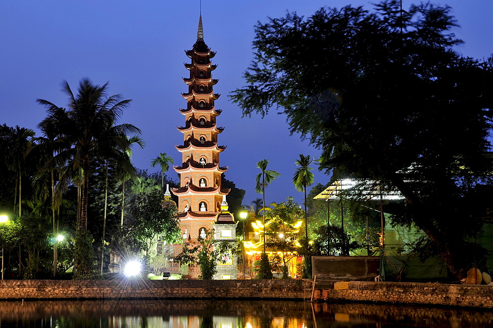 Tr&5;n Qu&9;c Pagoda or temple on West Lake, Hanoi, Vietnam, Southeast Asia