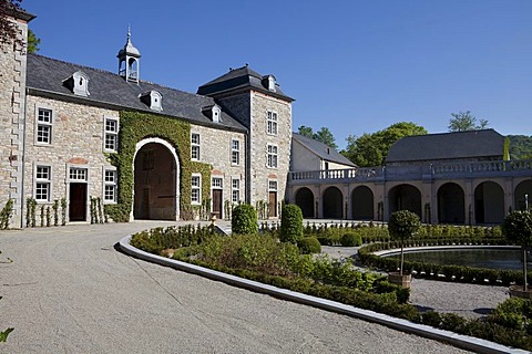 Chateau and Jardins d'Annevoie castle and water gardens of Annevoie, Annevoi-Rouillon, Namur province, Wallonia or Walloon Region, Belgium, Europe