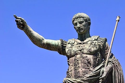 Emperor Augustus, bronze statue, Via Dei Fori Imperiali, Rome, Lazio, Italy, Europe