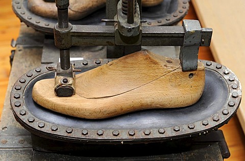 Old shoemaker's press and last, Heimatmuseum Wolfratshausen museum for local history, Upper Bavaria, Bavaria, Germany, Europe