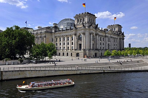 Excursion boat in front of the Reichstag Building, German Parliament, Reichstagufer, Spreebogen, Government District, Berlin, Germany, Europe, PublicGround