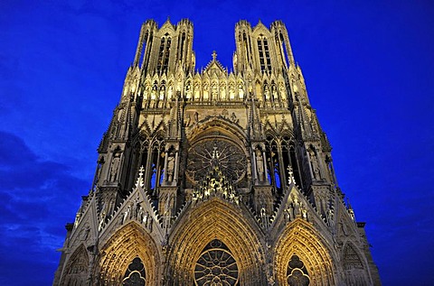 Night view, west facade, Cathedral of Notre-Dame, Unesco World Heritage Site, Reims, Champagne, France, Europe, PublicGround