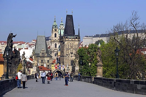 Tourists on Charles Bridge, looking towards Lesser Town Bridge Tower, Mala Strana, Prague, Bohemia, Czech Republic, Europe