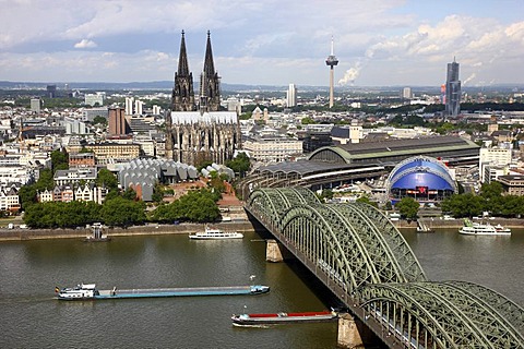 Cologne city centre with cathedral and Hohenzollern Bridge, Museum Ludwig, Rhine, Main Station, Musical Dome Koeln, North Rhine-Westphalia, Germany, Europe