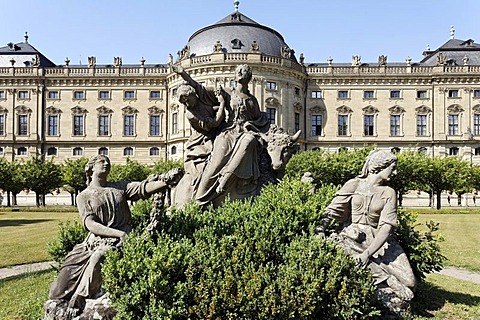 Castle garden, south garden with sculptural group "Rape of Europa", Wuerzburg Residence palace, Unesco World Heritage Site, Wuerzburg, Lower Franconia, Bavaria, Germany, Europe