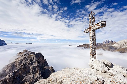 Summit cross of Gran Cir above the climbing route above Gardena Pass, looking towards the Vallunga Valley and the Odle Mountains, Dolomites, Alto Adige, Italy, Europe