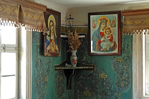 Family altar in the corner of the living room, circa 1900, in a farmhouse from Kleinrinderfeld, built in 1779, Franconian Open Air Museum, Eisweiherweg 1, Bad Windsheim, Middle Franconia, Bavaria, Germany, Europe