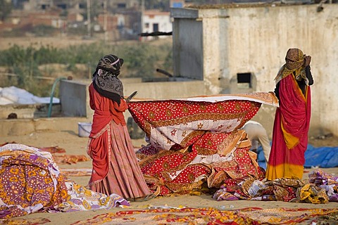 Workers, Sanganer dyeing centre near Jaipur, Rajasthan, India, Asia