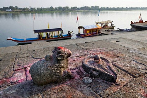 Shiva's mount Nandi and lingam phallic symbol on the Narmada river, Ahilya Fort, Maheshwar, Madhya Pradesh, India, Asia