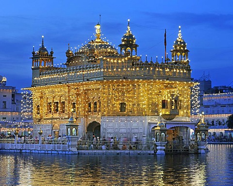 Sikh sanctuary Harmandir Sahib or Golden Temple in the Amrit Sagar, lake of nectar, Amritsar, Punjab, North India, India, Asia