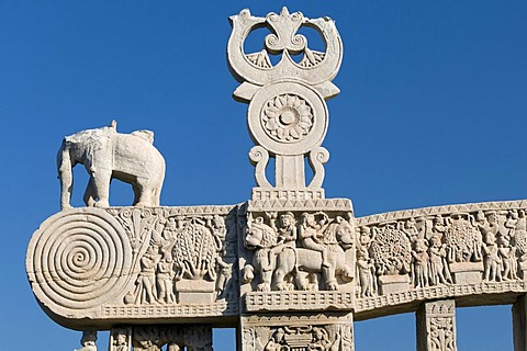 Buddhist symbols, Shrivatsa in Triratana over the chakra wheel on Torana, stupas of Sanchi, UNESCO World Heritage site, built by King Ashoka, Mauryan dynasty, Sanchi, Vidisha in Madhya Pradesh, North India, India, Asia