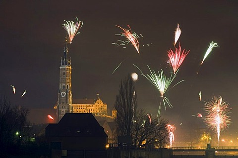 New Year's fireworks over the St. Martin church, Landshut, Lower Bavaria, Bavaria, Germany, Europe