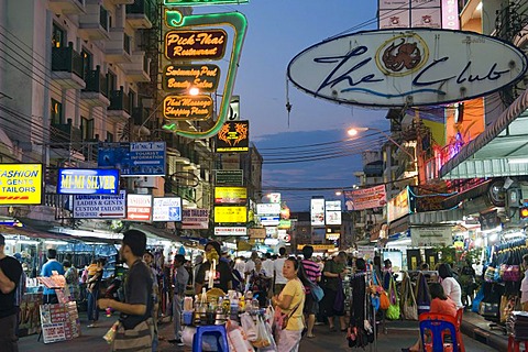 Khao San Road at night, Banglampoo, Bangkok, Thailand, Southeast Asia, Asia