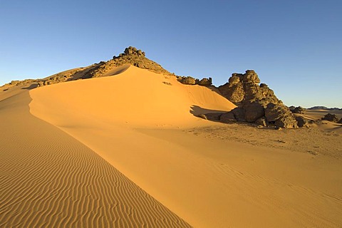 Sand dunes, rock formations, Akakus, Acacus Mountains or Tadrart Acacus, Sahara desert, Fezzan, Libya, North Africa