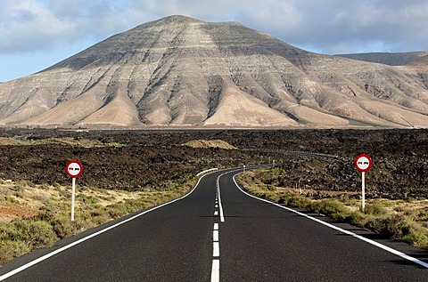 Road through the Parque Nacional de Timanfaya national park, lava, volcanoes, Lanzarote, Canary Islands, Spain, Europe