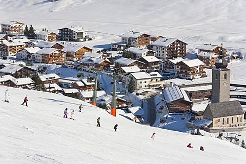 Skiing school, ski lessons for children, skiers, ski slope, Lech am Arlberg, Vorarlberg, Austria, Europe