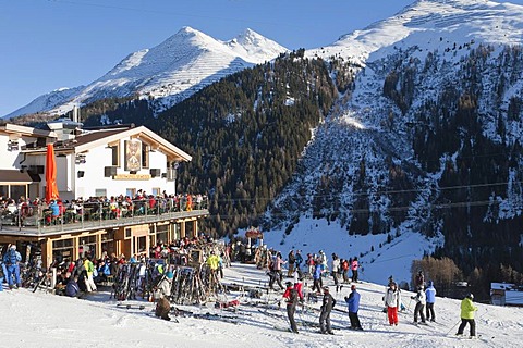 Krazy Kanguruh Restaurant, mountain lodge, skiers, St. Anton am Arlberg, Tyrol, Austria, Europe