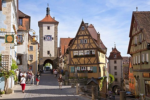 Houses on the Ploenlein, Siebersturm tower on the left, tourists, Rothenburg ob der Tauber, Franconia, Bavaria, Germany, Europe