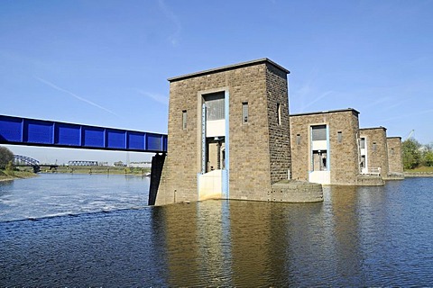 Ruhrschleuse lock of the Ruhr river, Duisburg, Ruhrgebiet region, North Rhine-Westphalia, Germany, Europe