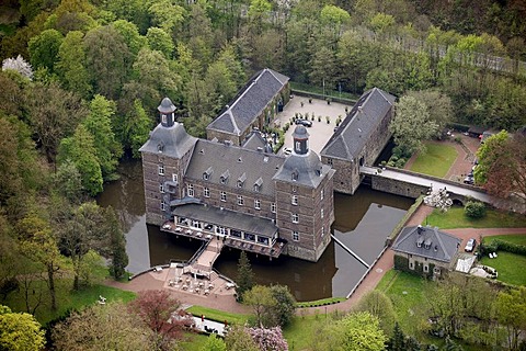 Aerial view, Schloss Hugenpoet moated castle, star restaurant and castle hotel, Essen-Kettwig, Essen, Ruhrgebiet region, North Rhine-Westphalia, Germany, Europe