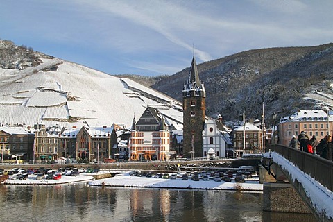 Snow-covered district of Bernkastel on the banks of the Mosel River in Bernkastel-Kues, Rhineland-Palatinate, Germany, Europe