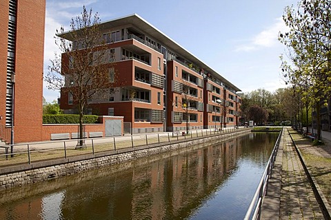 Apartment building, condominiums, Speichergracht canal, Innenhafen port, Duisburg, Ruhrgebiet area, North Rhine-Westphalia, Germany, Europe