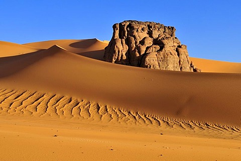 Rock formation in the dunes of Moul N'Aga, Tadrart, Tassili n'Ajjer National Park, Unesco World Heritage Site, Algeria, Sahara, North Africa