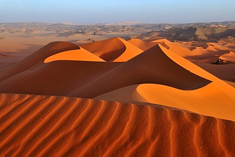 Red sand dune at Tin Merzouga, Tadrart, Tassili n'Ajjer National Park, Unesco World Heritage Site, Algeria, Sahara, North Africa