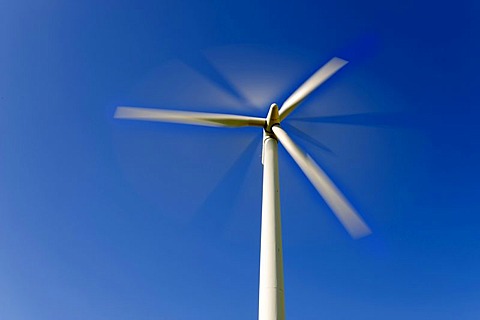 Spinning wind turbine