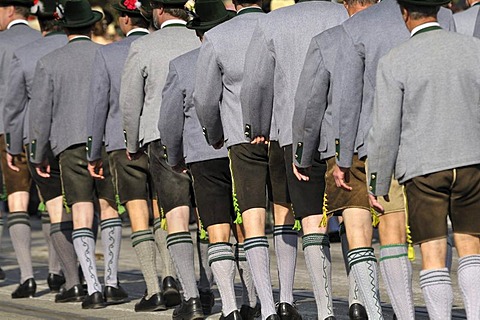 Men wearing traditional costumes with leather pants, Schuetzen- und Trachtenzug, Costume and Riflemen's Parade, for the opening of Oktoberfest 2010, Oktoberfest, Munich, Upper Bavaria, Bavaria, Germany, Europe