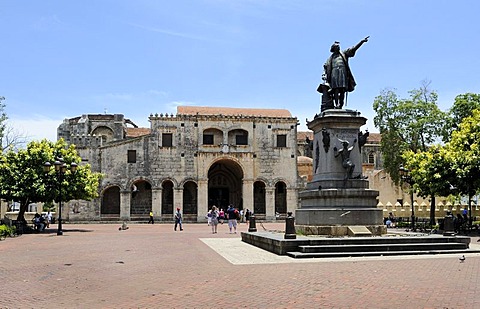 Plaza Colon square with Columbus Monument and Cathedral Santa Maria la Menor, oldest cathedral in the New World, 1532, Santo Domingo, Dominican Republic, Caribbean