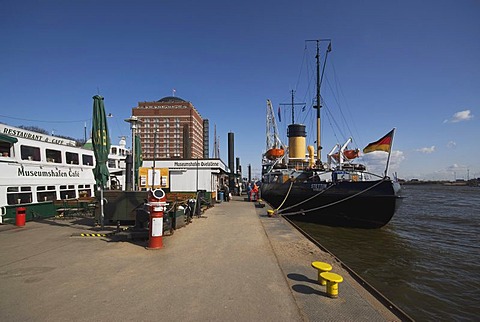 Museumshafen cafe ship and steam icebreaker Stettin, from left, moored at Museumshafen Oevelgoenne, museum harbour, Hamburg, Germany, Europe