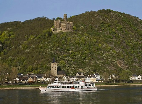 Maus castle above the Rhine River and the Loreley pleasure boat, St. Goarshausen, Wellmich district, Upper Middle Rhine Valley, a UNESCO World Heritage site, Rhineland-Palatinate, Germany, Europe