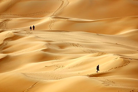 Red sand, tourists climbing the sand dunes that may get over 200 meters high, in the desert Rub'al-Khali or Empty Quarter, Abu Dhabi, United Arab Emirates, Middle East