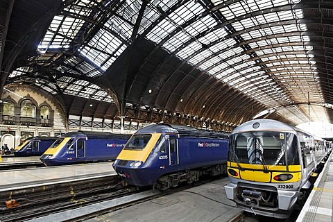 Historic main hall with trains, Heathrow Express, railway terminus London Paddington station, London, England, United Kingdom, Europe