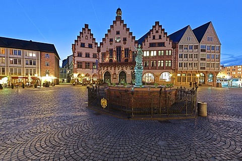 Roemerberg square with Gerechtigkeitsbrunnen fountain, also know as Justitiabrunnen fountain with the Justitia statue made of bronze and the historic town hall, Roemer building, Frankfurt am Main, Hesse, Germany, Europe