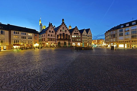 Roemerberg square with Gerechtigkeitsbrunnen fountain, also know as Justitiabrunnen fountain with the Justitia statue made of bronze and the historic town hall, Roemer building, Frankfurt am Main, Hesse, Germany, Europe