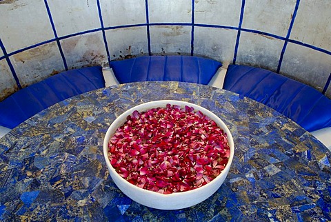 Lapis table with a bowl of flowers, Devigarh Palace Hotel, near Udaipur, Rajasthan, India, Asia