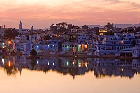 Historic district of the town of Pushkar on the sacred Pushkar Lake, Rajasthan, India, Asia