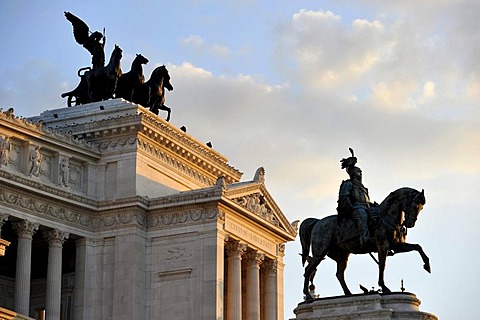 National Memorial to King Vittorio Emanuele II, Vittoriano or Altare della Patria, with the Quadriga della Liberta by Bartonini and the equestrian statue of Chiaradia, Rome, Lazio, Italy, Europe