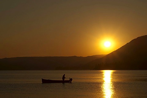 Fisherman on Lake Garda, Toscolano-Maderno, Lake Garda, Lombardy, Italy, Europe