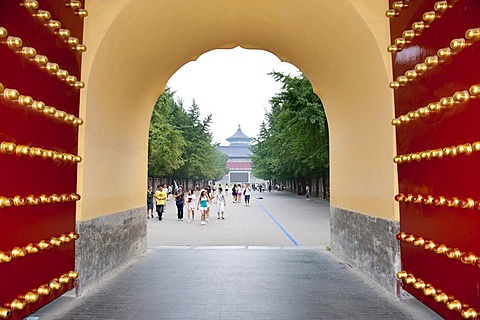 View through a gate on the Hall of Prayer for Good Harvests, Temple of Heaven, religion of the Chinese emperors, worship of Heaven, UNESCO World Heritage Site, Beijing, People's Republic of China, Asia